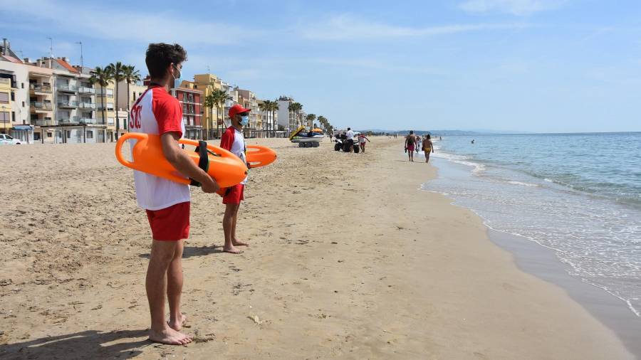 Los socorristas, en la playa de Baix a Mar. FOTO: Anna F. Aju. Torredembarra