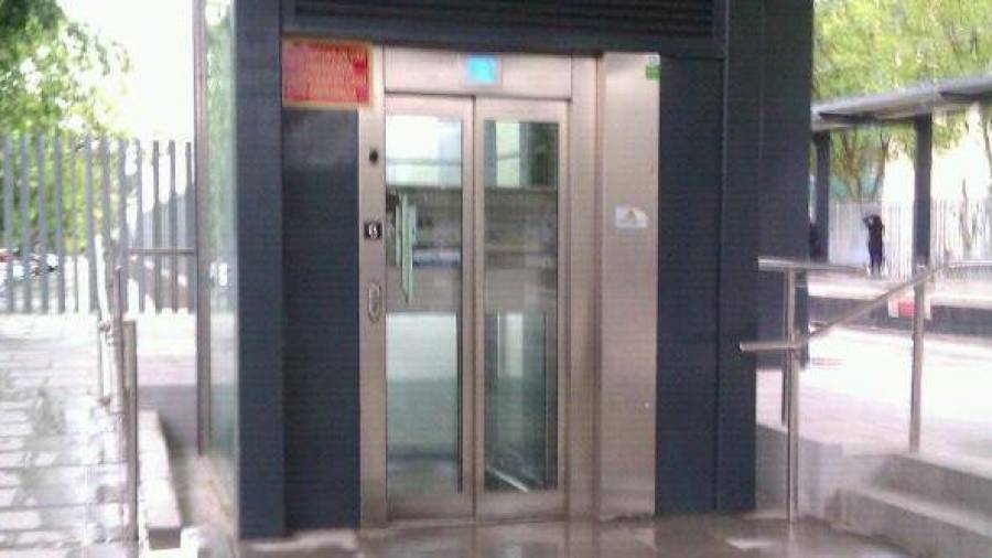 La reparación del ascensor de la estación de Calafell ya tiene fecha