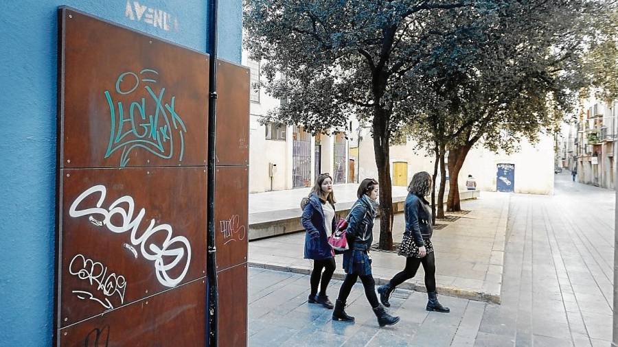 La calle de los Antics Jutjats y su entorno, en la Part Alta, muestra del vandalismo en esta zona de la ciudad. Foto: Pere Ferré