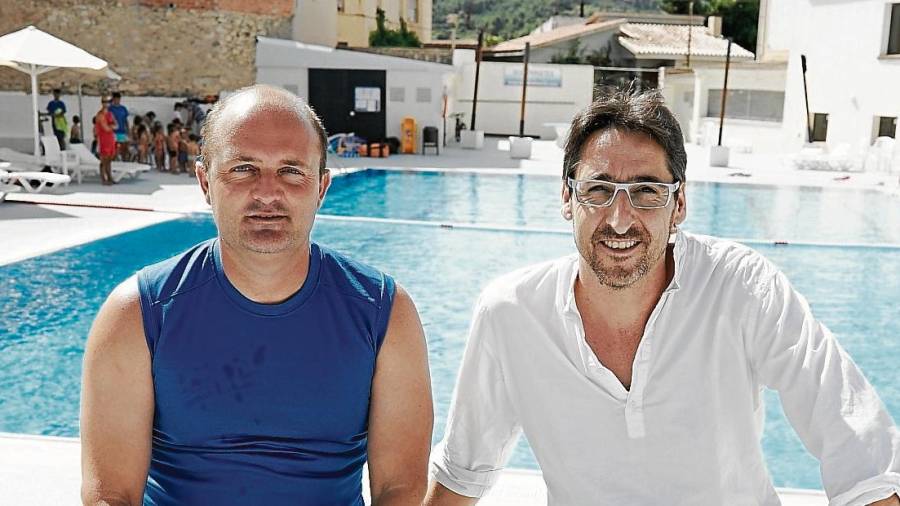 Ramon Meroño y Anton Sabidó en la piscina de Sarral. Allí imparten clases de natación. FOTO: A.T