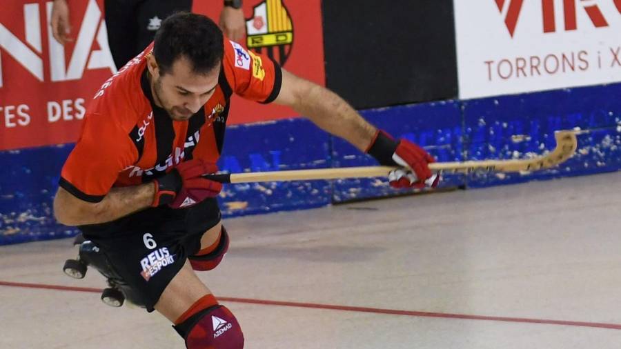 Sergi Aragonès ejecuta un disparo en su debut con el Reus Deportiu. foto: marc libiano