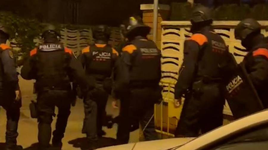 Imagen de los Mossos durante una de las entradas en las casas de los detenidos. Foto: Mossos