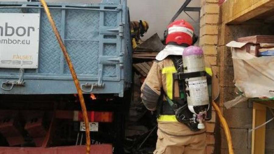 Els bombers durant l'extinció del foc Foto: Bombers de la Generalitat