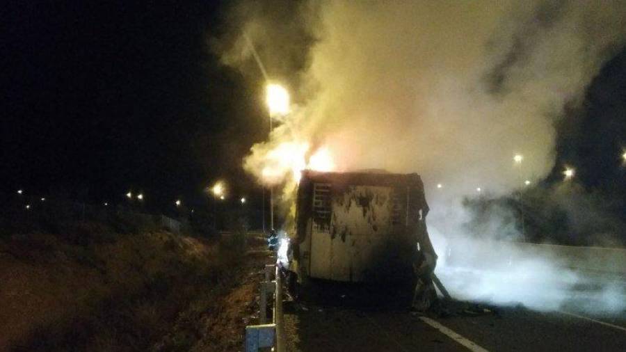 Imatge del camió en flames a l'AP-7 a Banyeres del Penedès. FOTO: Bombers de la Generalitat