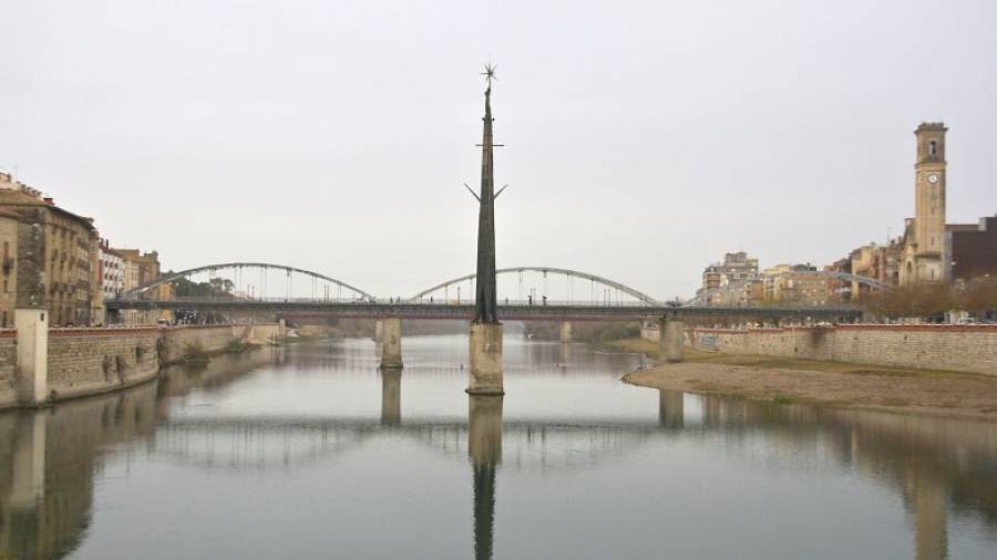 Imatge del monument franquista enmig del riu Ebre a Tortosa. FOTO: joan revillas
