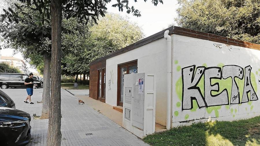 Ĺas paredes están llenas de carteles publicitarios y de grafitis. FOTO: Pere Ferré
