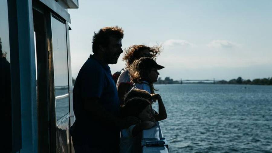 Una familia,antes de la pandemia, a bordo del barco en el río Ebre. FOTO: Estació Nàutica