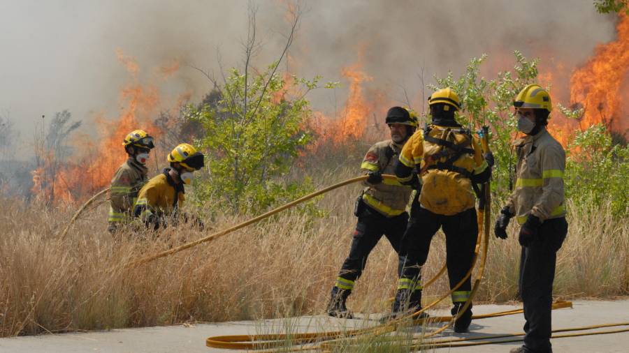 Los bomberos durante los trabajos de extinción. Foto: Àngel Juanpere
