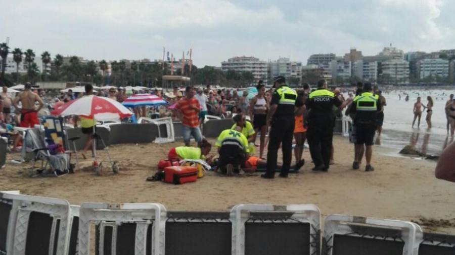 Los dos bañistas han sido atendidos en la orilla de la playa Llevant de Salou. FOTO: DT