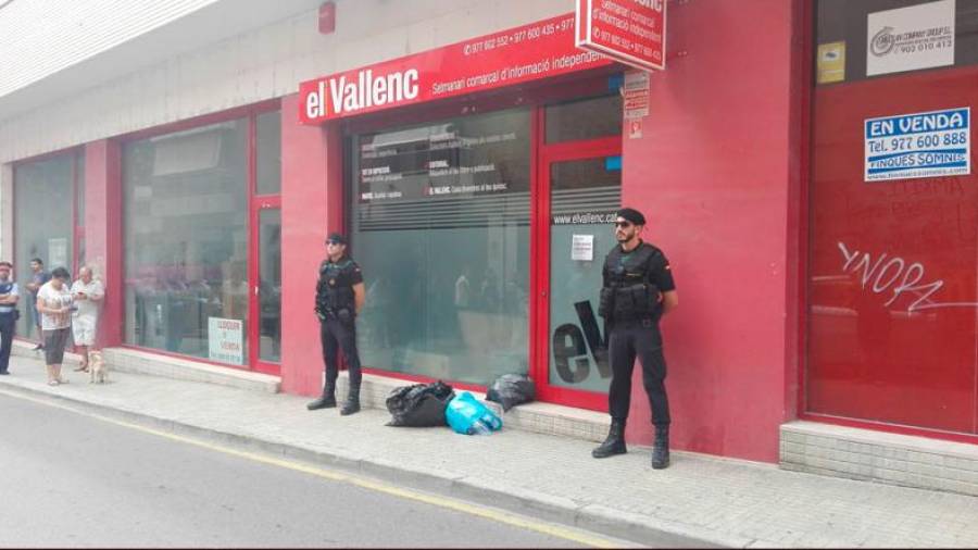 La Guardia Civil, concentrada delante del semanario El Vallenc. Foto: @cupvalls
