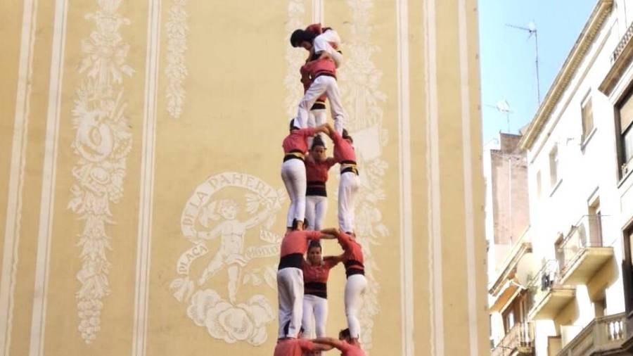 La Colla Vella Xiquets de Valls, diumenge a la plaça de la Paeria de Lleida per la diada de la festa major de Sant Miquel. FOTO: CVXV