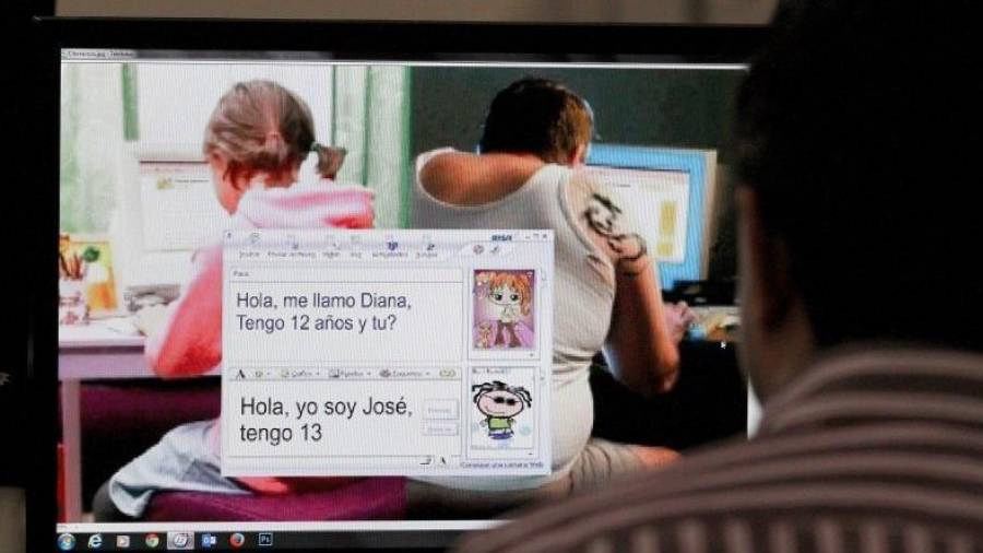 Imagen simulada de una conversación en las redes sociales entre una menor y un adulto