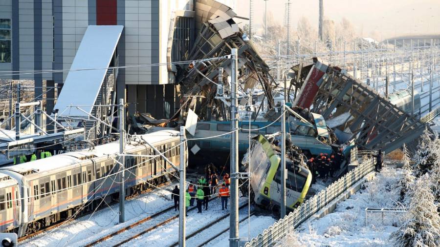 Entre los fallecidos está el maquinista del tren accidentado. FOTO: @europapress