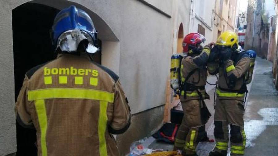 Los bomberos han movilizado a cuatro dotaciones en Masllorenç.