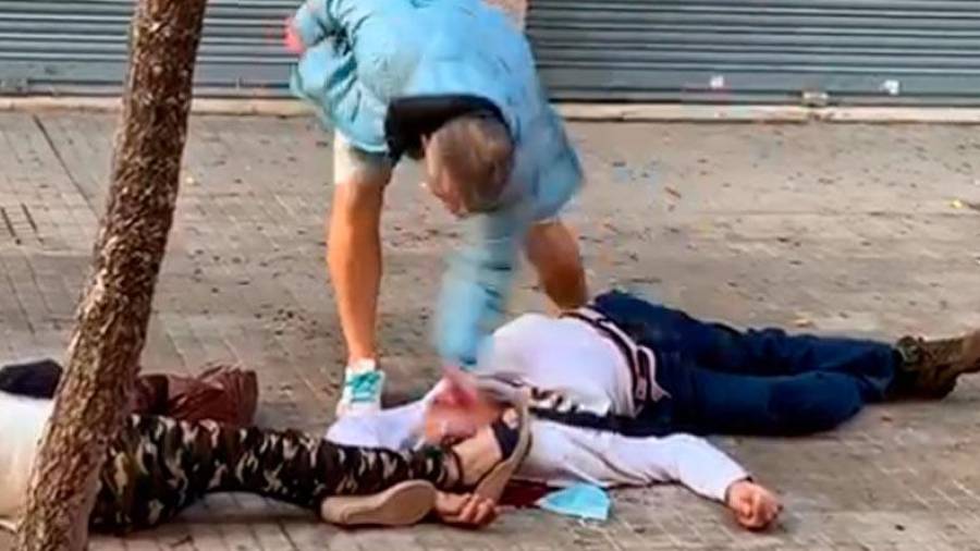 Imagen tomada del vídeo grabado por un testigo.El agresor se encuentra agachado y la víctima, tendida.