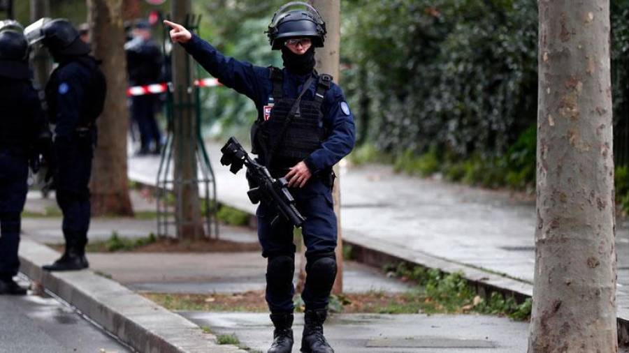 Oficiales franceses frente a la antigua sede de Charlie Hebdo, donde han sido heridas cuatro personas. Foto: EFE