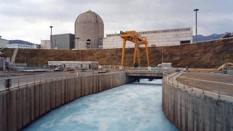 La central Vandellòs II con uno de sus sistemas de refrigeración, agua de mar. FOTO: DT