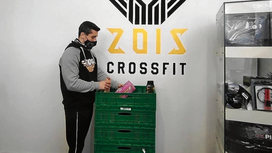 Imagen de un entrenador del Zois con los primeros productos recogidos ayer. FOTO: CEDIDA