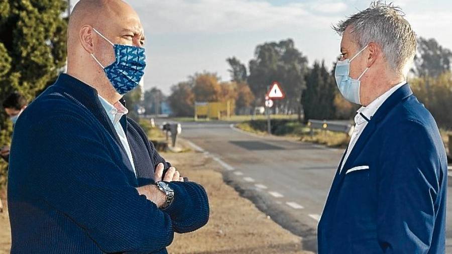 Els alcaldes Josep Caparrós i Adam Tomàs, a la carretera. FOTO: J. Revillas