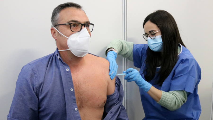 Un hombre se vacuna a finales de diciembre del 2021. FOTO: ACN