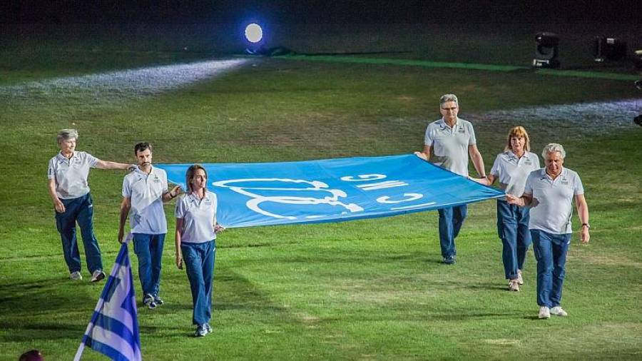Bito, la primera a la izquierda, portando la bandera de los Juegos Mediterráneos, seguida de García Bragado y Carme Rams; y a la derecha Duch, Fontana y Esteva. FOTO: Tarragona 2018