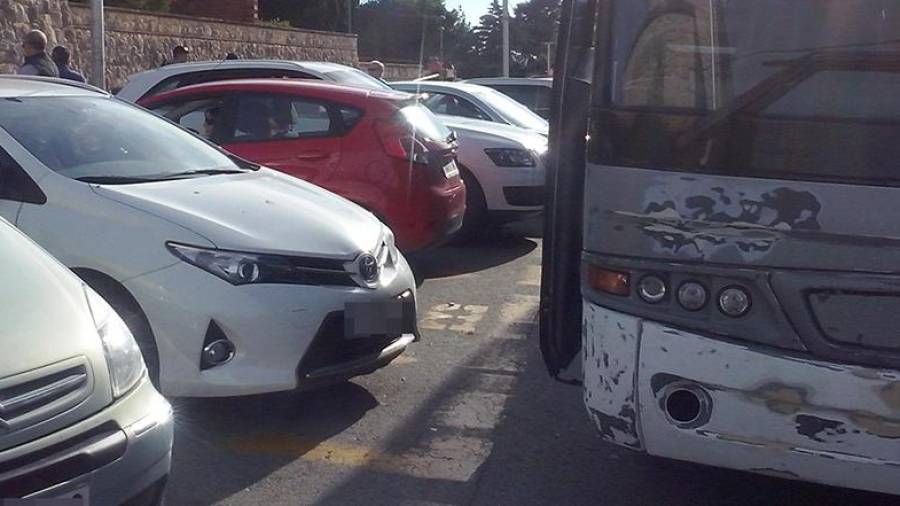 Esta imagen demostraría que en la parada del autobús había aparcados algunos coches. FOTO: Cedida