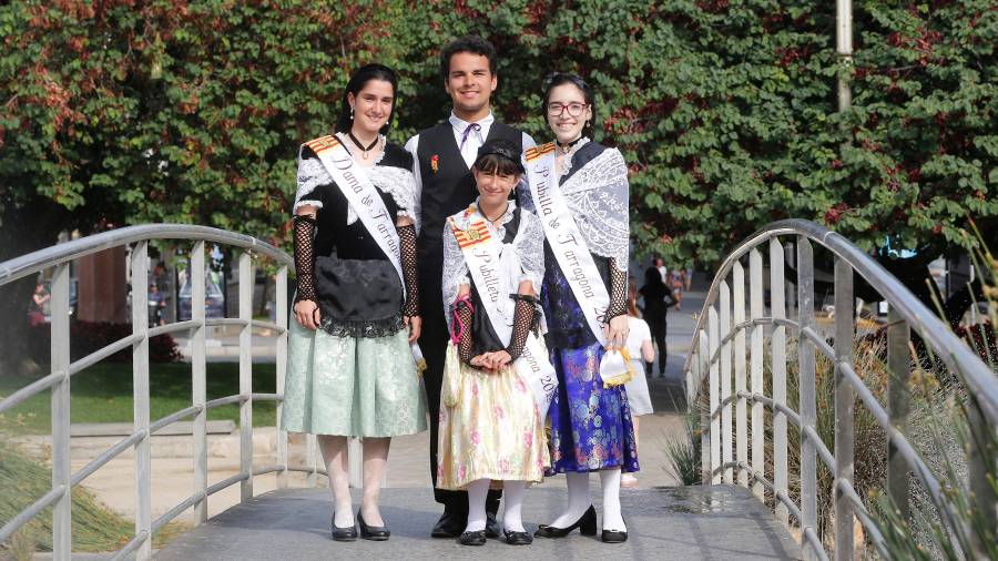 La pubilla, Irene Egea, l’hereu, Andreu Musté, la dama, Anna Borges y la pubilleta, Martina Pérez. Representantes del pubillatge de TGN. FOTO: pere ferré