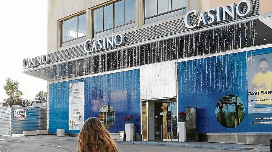 El acceso al Casino de Tarragona, ubicado en el número 2 de la Rambla Vella. FOTO: Alba Mariné