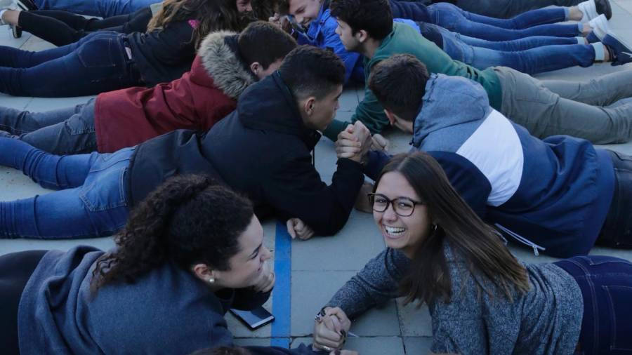 Un momento del pulso entre los alumnos de segundo de bachillerato. FOTO: Lluís Milián