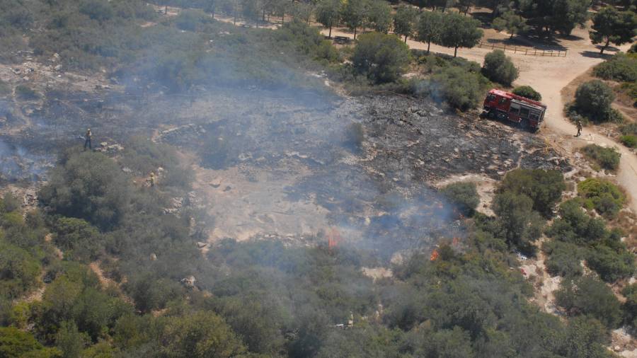 Vista general del incendio de esta tarde en Sant Pere i Sant Pau. Foto: Àngel Juanpere