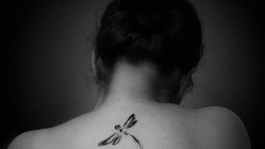 El tatuaje de una libélula, elemento clave en el libro de Merisi. Foto: DT