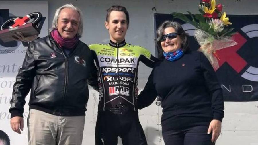 Juanjo Agüero, en el podio, junto al padre y la madre de Xavi Tondo: FOTO: Federació Catalana de Ciclisme