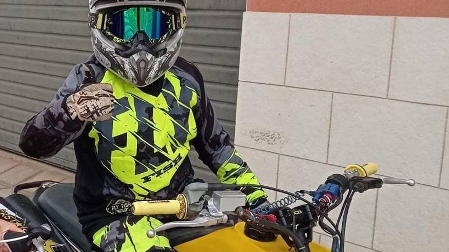 Imagen del quad y del titular con el mono y el casco robado. FOTO: Cedida
