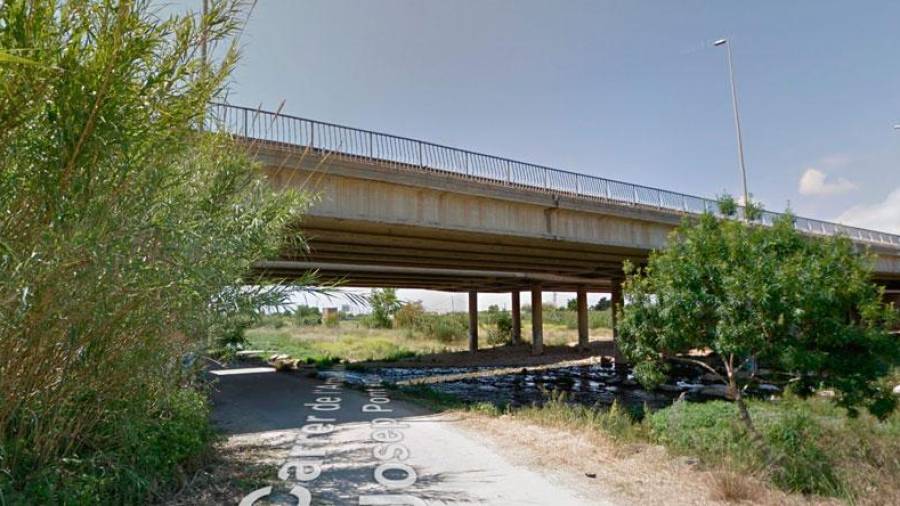 El cuerpo sin vida del hombre ha aparecido bajo el puente de la autovía A- 7, en la calle arzobispo Josep Pont y Gol. Foto: Google Maps