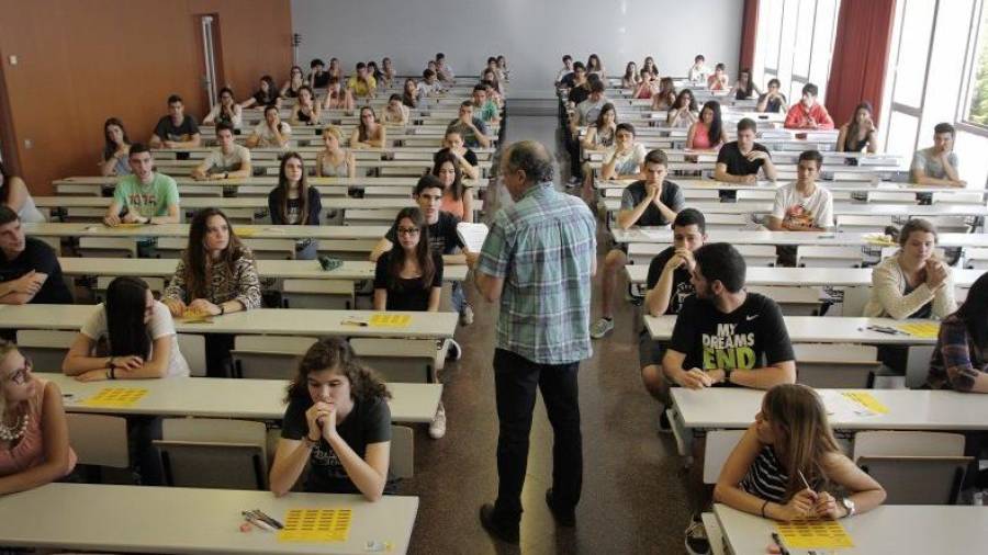 Imagen de varios alumnos durante las pruebas de selectividad. ACN