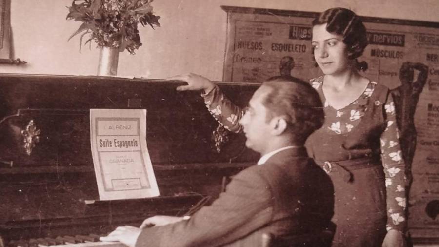 Eloi Mestre tocant el piano acompanyat per la seua dona, Mercedes Usach, a l’Ampolla. FOTO: CEDIDA