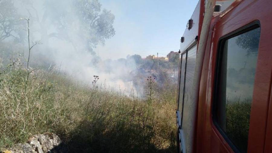 Los bomberos de Valls durante la extinción del incendio en su término municipal. Foto: Bombers de la Generalitat