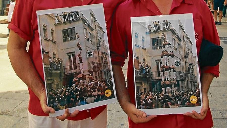 Laureà Inglada i Jaume Ventura, amb les imatges dels Xicots. Foto: Associació VIRD