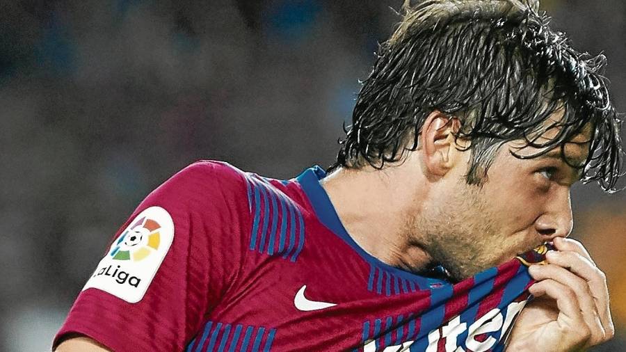 Sergi Roberto se besa el escudo tras marcar el cuarto tanto ante el Alavés. FOTO: EFE