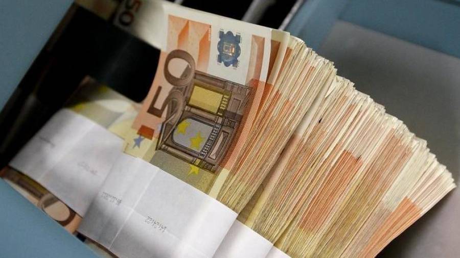 Imagen de archivo de varios billetes de 50 euros. EFE