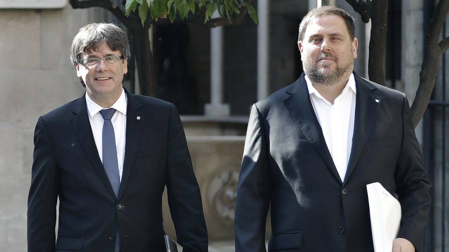 El president de la Generalitat, Carles Puigdemont, junto al vicepresident y conseller de Economia, Oriol Junqueras, ayer. Foto: Andreu Dalmau/EFE
