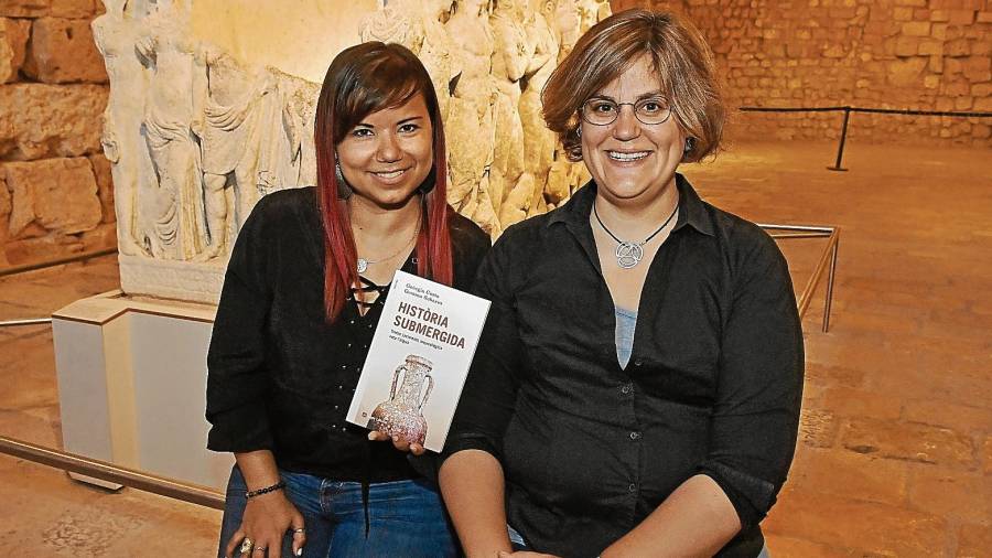 Gemma Sebares y Geòrgia Costa, en el Sarcófago de Hipólito. Foto: Alfredo González