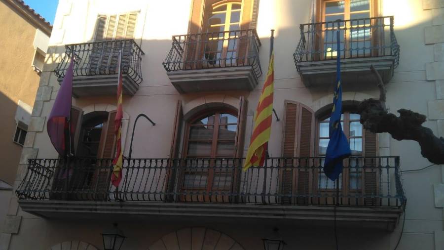 Imagen de la fachada del Ayuntamiento de Creixell, sin la pancarta y los lazos amarillos. FOTO: CEDIDA