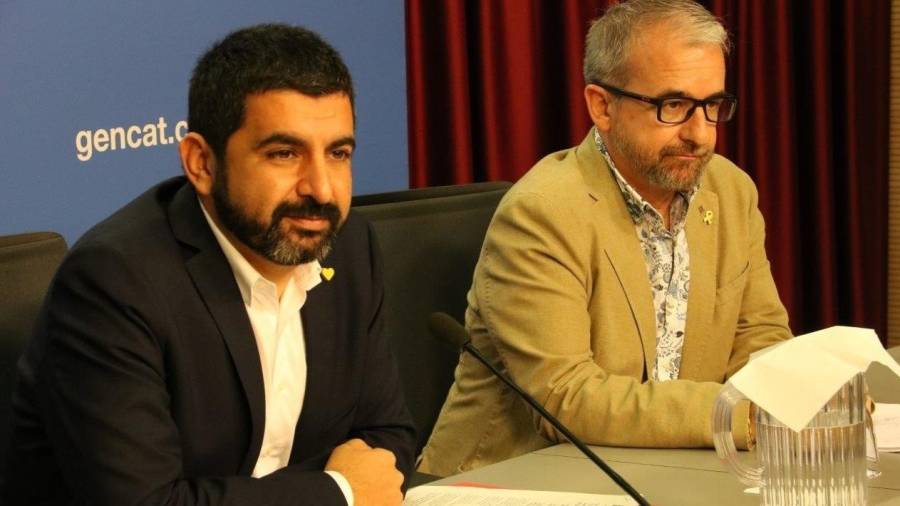 El conseller de Treball, Chakir el Homrani (izquierda) y el el secretario general del departamento, Josep Ginesta, ayer presentando los datos.  FOTO: ACN
