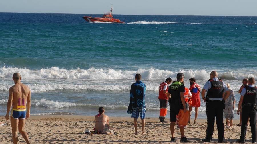 Momento de la búsqueda del bañista supuestamente desaparecido en la playa de La Móra. Foto: Àngel Juanpere
