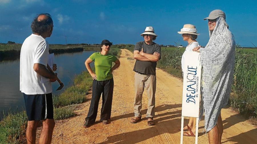 Los participantes, con el artista Miquel Àngel Marin ‘plantando’ los carteles con los nombres de los canales, como eran antes. Foto: Clara Gari