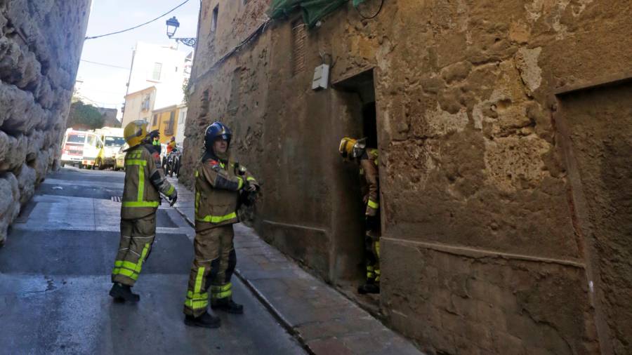 Los Bomberos recibieron ayer por la mañanaun aviso alertando del derrumbo del interior de una casa de la plaza Sant Joan.