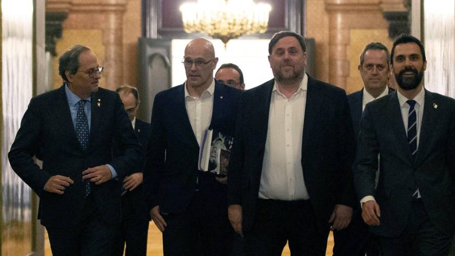 Raül Romeva y Oriol Junqueras, flanqueados por Quim Torra y  Roger Torrent, el día que comparecieron en el Parlament. FOTO: EFE