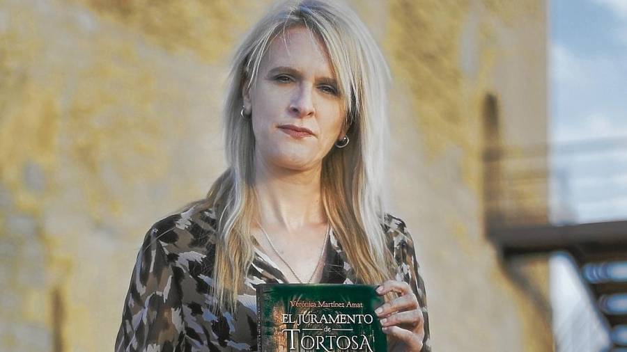 Verónica Martínez Amat con la novela en el castillo de Petrer. Foto: juan carlos jover ‘Albus fotos’/cedida