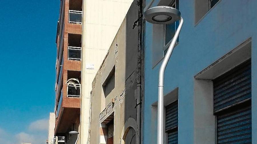 Nuevas farolas instaladas a la calle Del Mar. Foto: DT